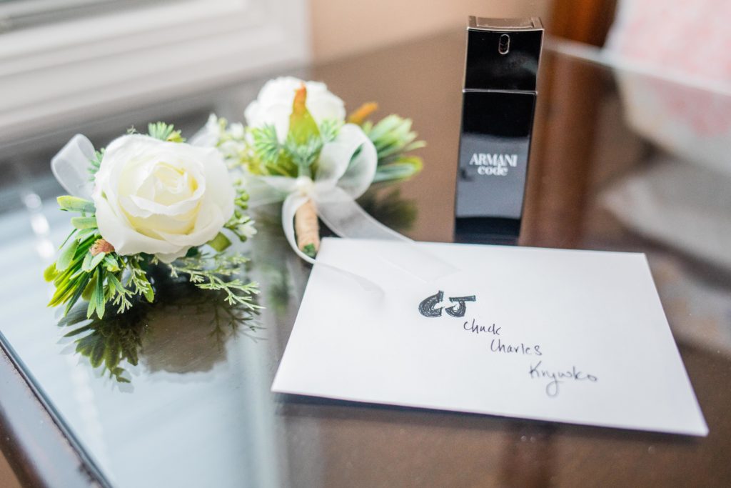 Boutonniere and card on the table 