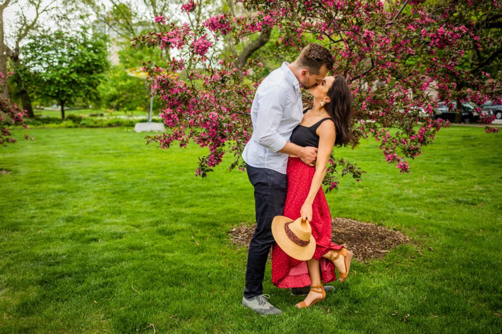 Couple kiss next to a tree in Lincoln Park