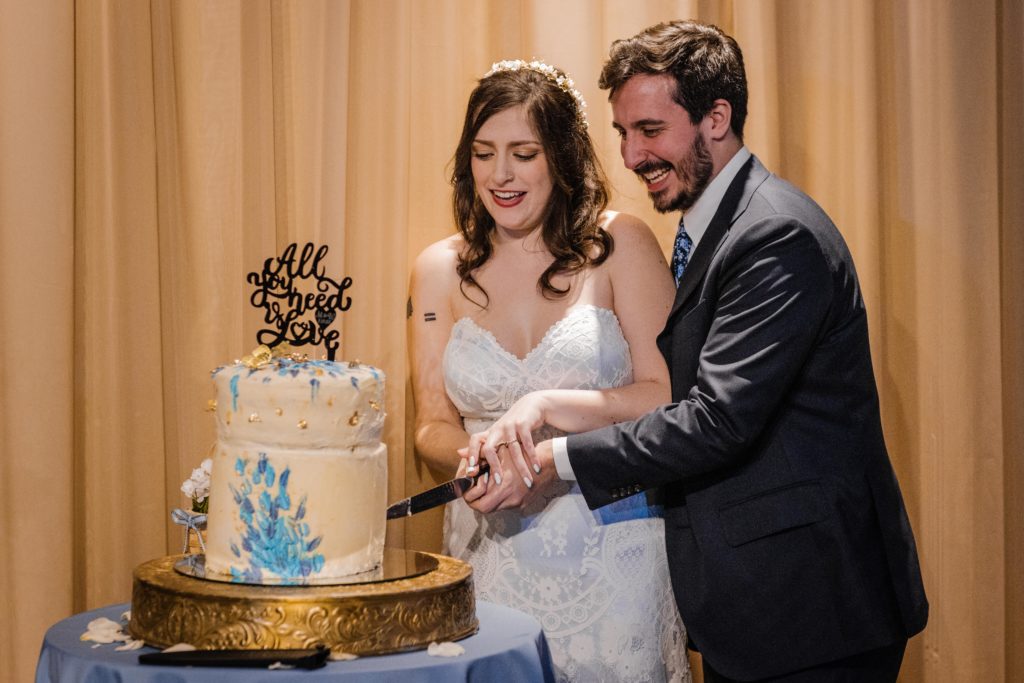 Couple cut the wedding cake at Ovation Chicago